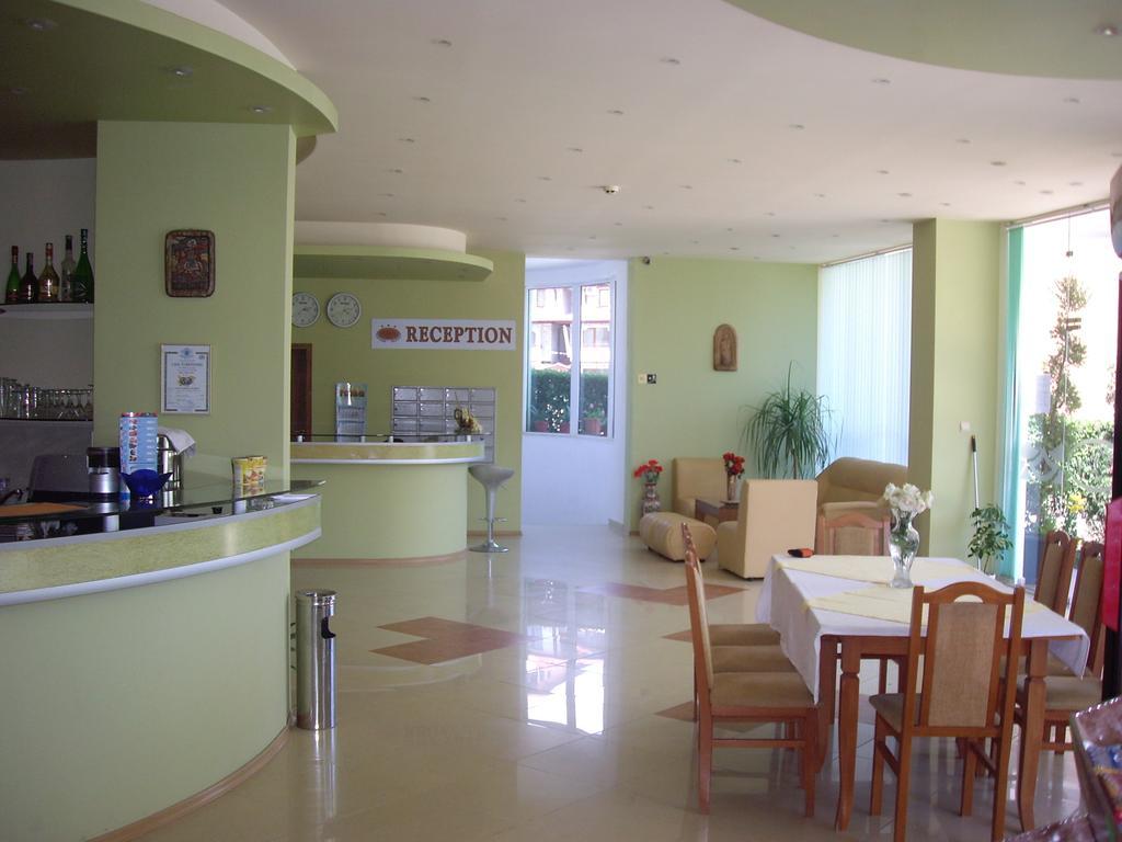 Семеен Хотел Идън Sveti Vlas Exterior foto