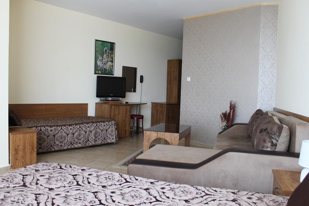 Семеен Хотел Идън Sveti Vlas Exterior foto